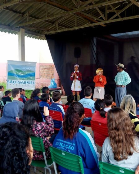 SÃO GABRIEL SANEAMENTO E EMATER LEVAM TEATRO PARA ALUNOS DO CERRO DO OURO.